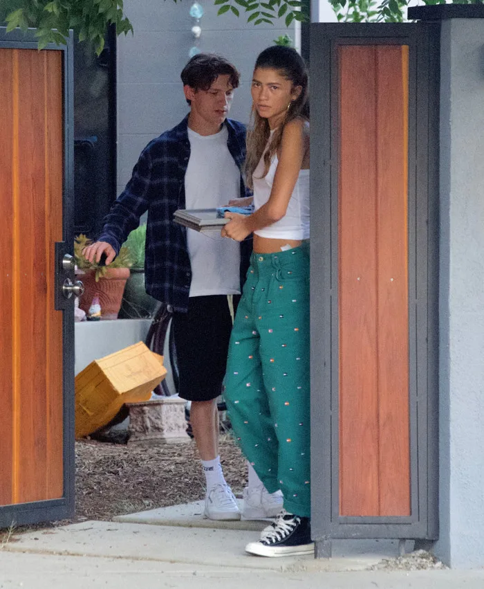 Nhện nhí' Tom Holland và bạn diễn xinh đẹp lộ ảnh 'khóa môi' tình tứ ngoài  đời