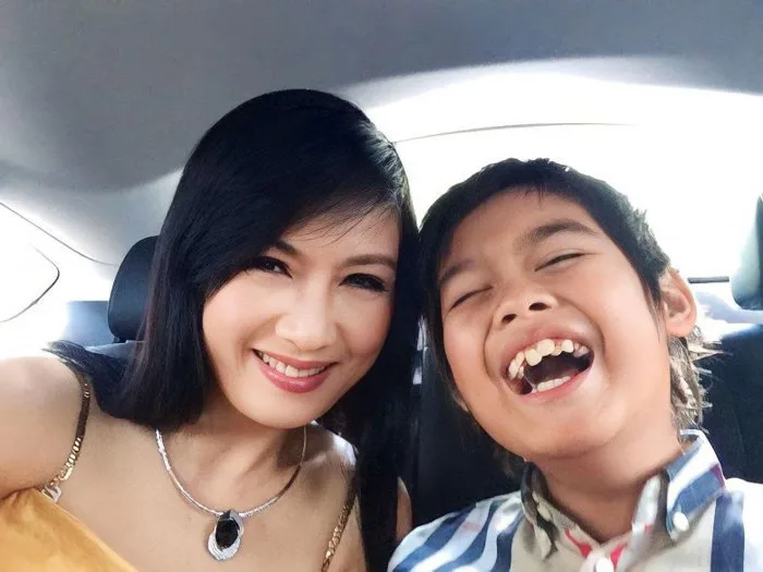 Con trai Nữ hoàng ảnh lịch Hiền Mai vừa 2K4 cao hơn 1m8, nhìn sang mẹ U60  đẹp đến say