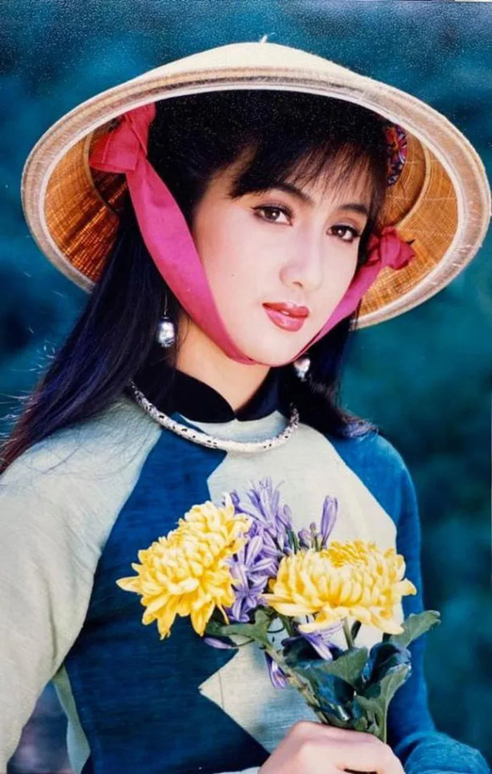 Con trai Nữ hoàng ảnh lịch Hiền Mai vừa 2K4 cao hơn 1m8, nhìn sang mẹ U60  đẹp đến say