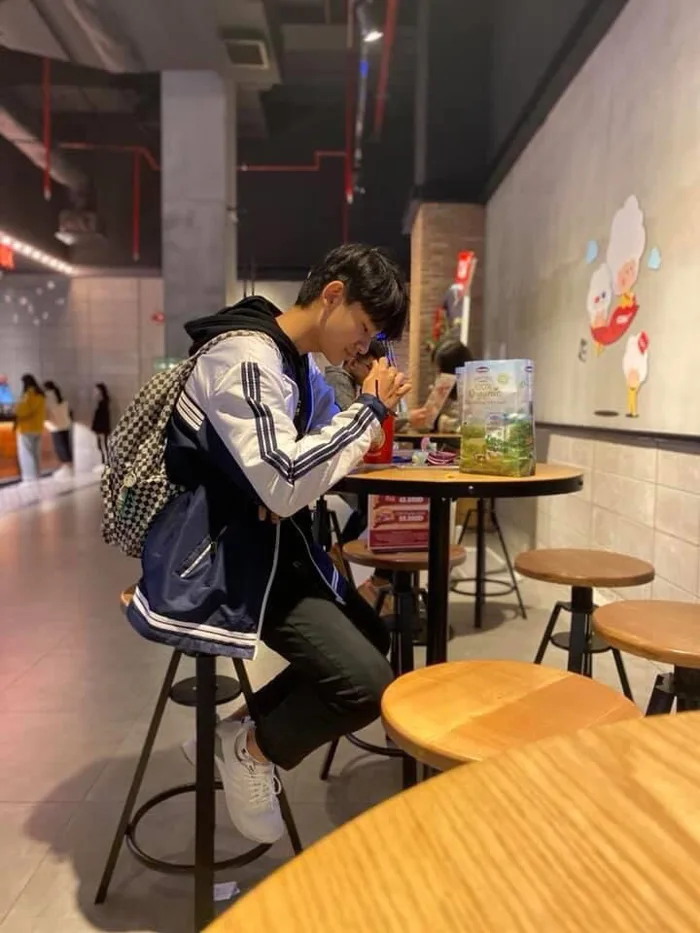 Nam sinh 2K4 có góc nghiêng chuẩn soái ca, soi trang cá nhân mới biết đa  tài quá!