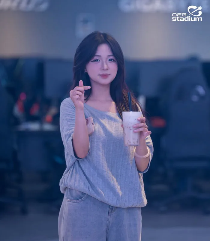 Hot girl phòng nét 2k6, khiến anh em game thủ ngây ngất trước nhan sắc
