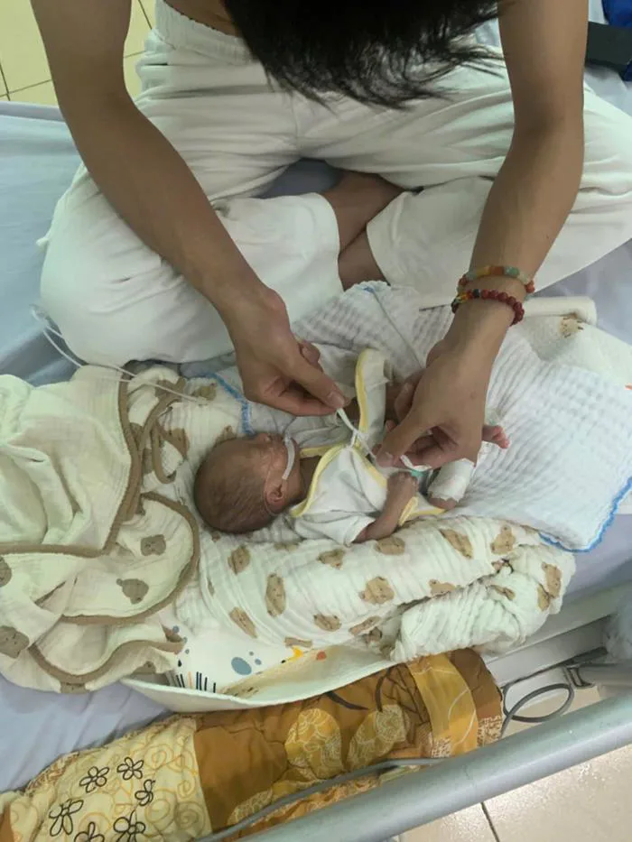 Tìm ra danh tính nam sinh 'ấp bé 1,1kg mồ côi mẹ' đang viral - Tuổi Trẻ  Online