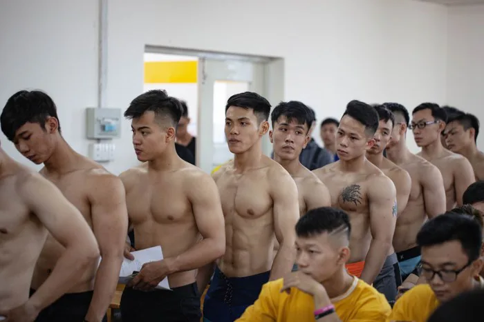 Dàn trai đẹp 6 múi đột nhiên đổ bộ trường Đại học Hutech khiến hội chị em  thi nhau thả tim điên đảo