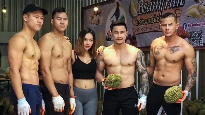 Dàn trai đẹp 6 múi đứng bán sầu riêng khiến khách hàng 