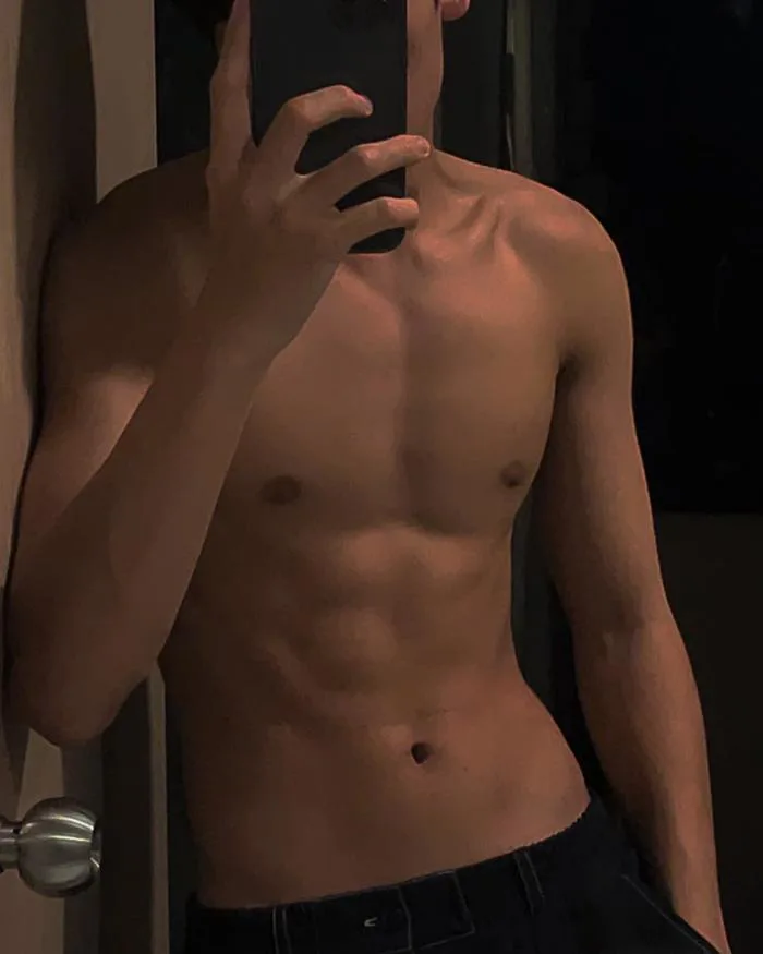 Loạt ảnh body 6 múi của hot boy từng được tuyển thẳng vào ĐH Luật | Báo Dân  trí