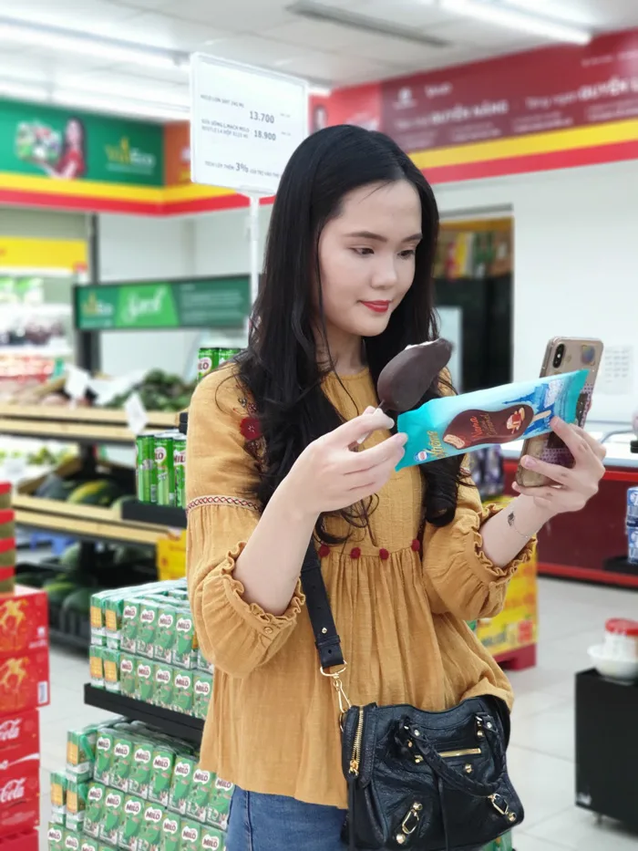 Khoe kem mới với thần thái ngút ngàn, hội trai xinh gái đẹp báo luôn tin: Ăn  kem giúp bạn hạnh phúc