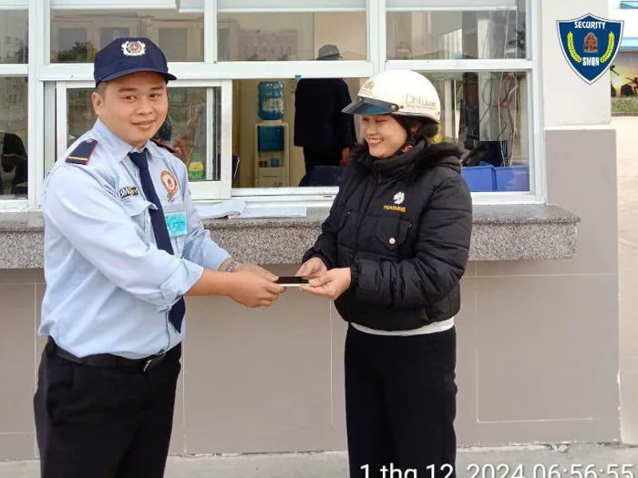 HÌNH ẢNH ĐẸP CỦA NGƯỜI BẢO VỆ KHI TRẢ LẠI ĐỒ CHO CHỦ NHÂN - Bảo vệ Sơn Mỹ  Quảng Nam