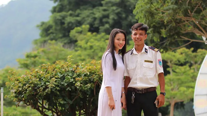 Ra chụp ảnh với học sinh cho vui, bác bảo vệ bỗng chiếm spotlight vì quá đẹp  trai và manly