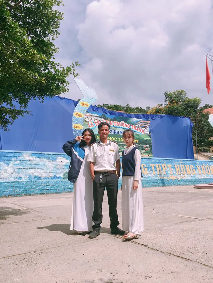 Ra chụp ảnh với học sinh cho vui, bác bảo vệ bỗng chiếm spotlight vì q CÔNG  TY CỔ PHẦN DỊCH VỤ BẢO VỆ HÀ NỘI
