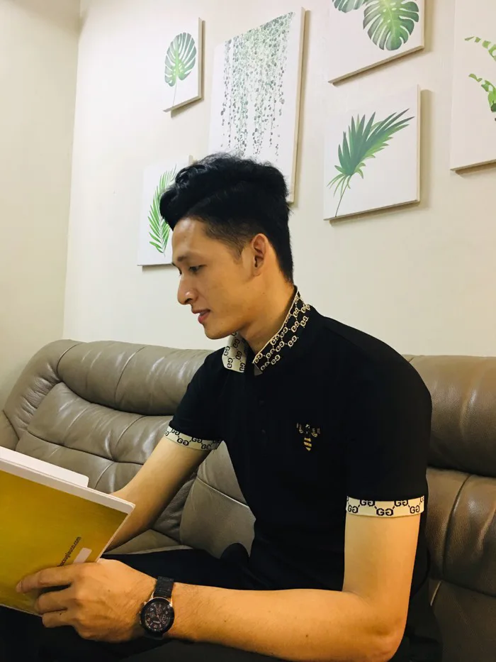 Soái ca bảo vệ trường người ta: Đã đẹp trai còn cao mét tám, động lực đi  học đây rồi