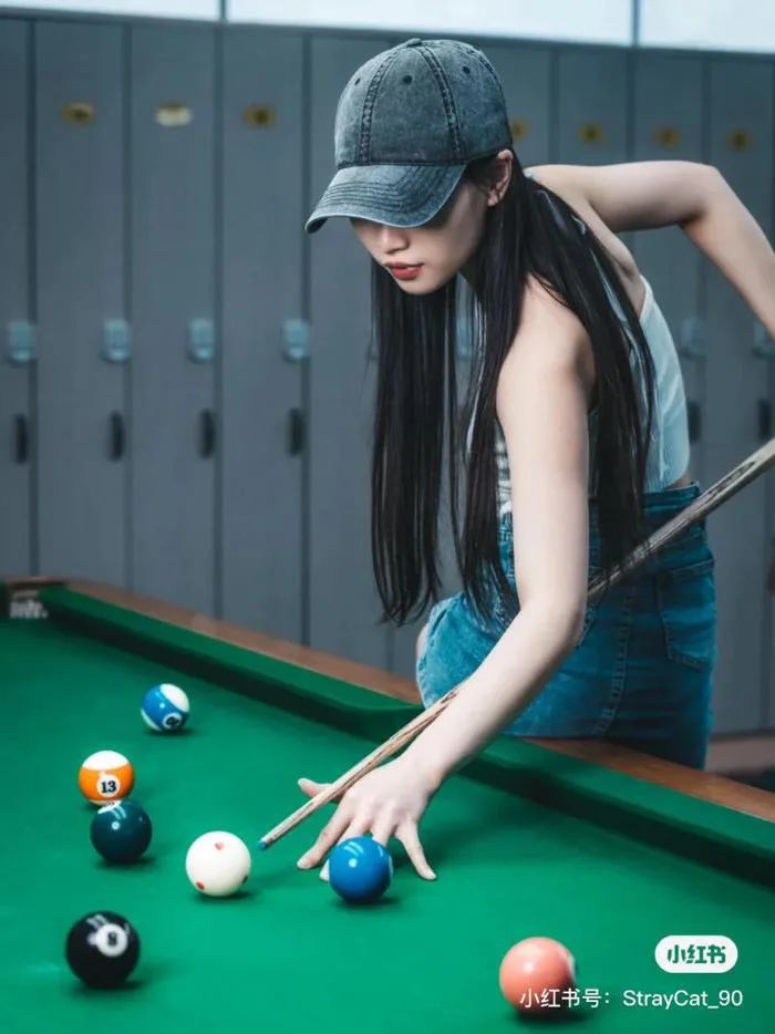 Gợi ý 20 cách tạo dáng chụp ảnh với bàn bida nam nữ cực cá tính
