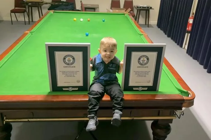 Bé hai tuổi lập kỷ lục thế giới về cú đánh snooker - Báo VnExpress