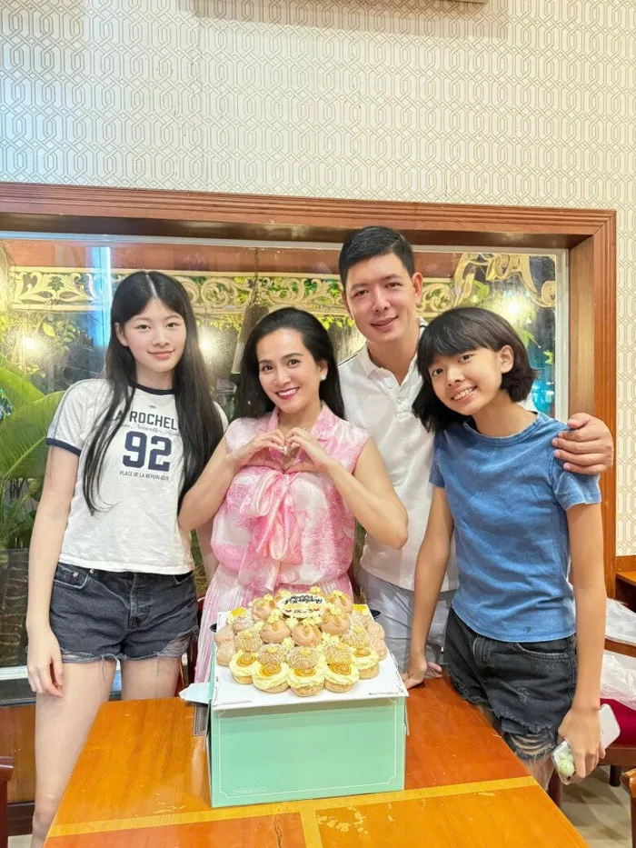 Bình Minh khoe ảnh sinh nhật vợ, ngoại hình ra sao mà gây ngỡ ngàng?