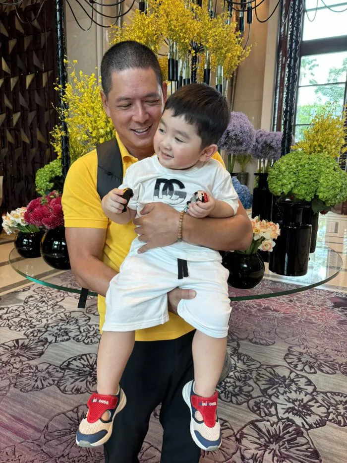 Bình Minh lộ ngoại hình sương gió khi bế con trai cực phẩm của Chi Bảo,  không còn hình ảnh nam thần