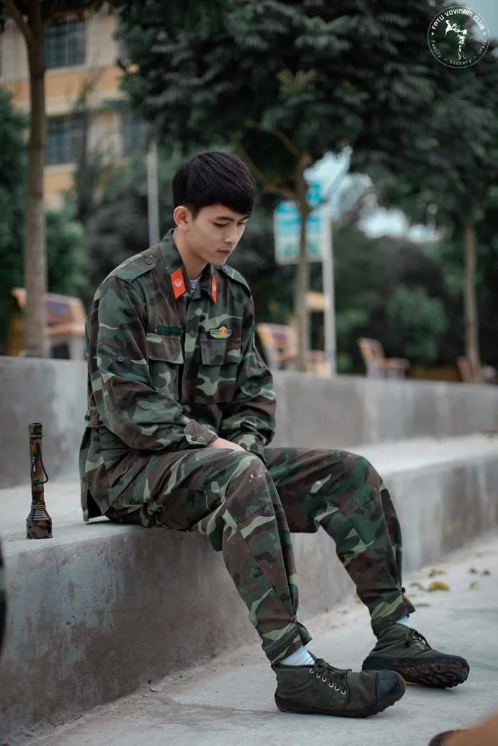 Dù chất lượng ảnh không tốt nhưng những thầy giáo này vẫn gây “sốt” vì đẹp  trai