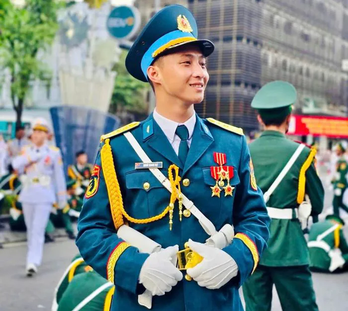 Chàng quân nhân điển trai 3 lần góp mặt trong đội hình diễu binh 'gây sốt'