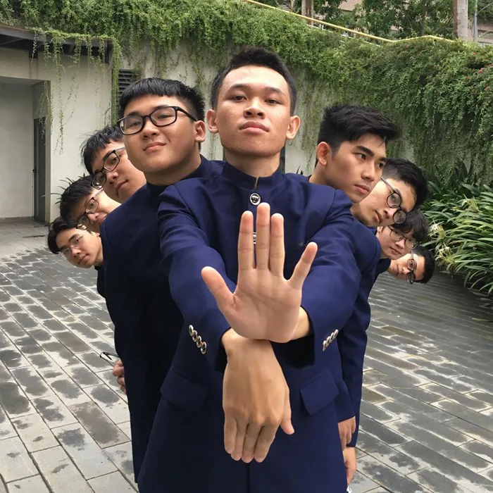 Nhóm bạn đăng ảnh khoe pose dáng độc đáo, thế nhưng cư dân mạng chỉ tập  trung ánh nhìn vào trai đẹp này