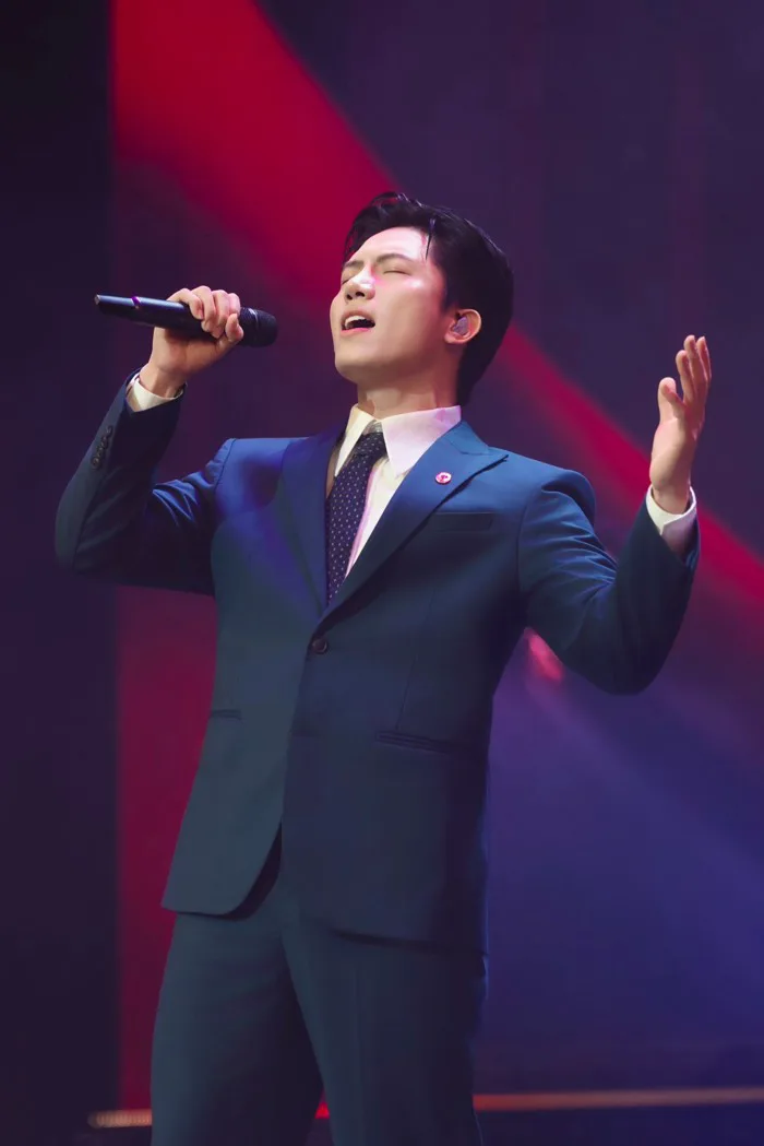 Nam ca sĩ đắt show bậc nhất hiện nay: Đẹp trai hát hay đi diễn khắp nơi,  được tin tưởng giao nhiệm vụ sáng tác nhạc về Đảng