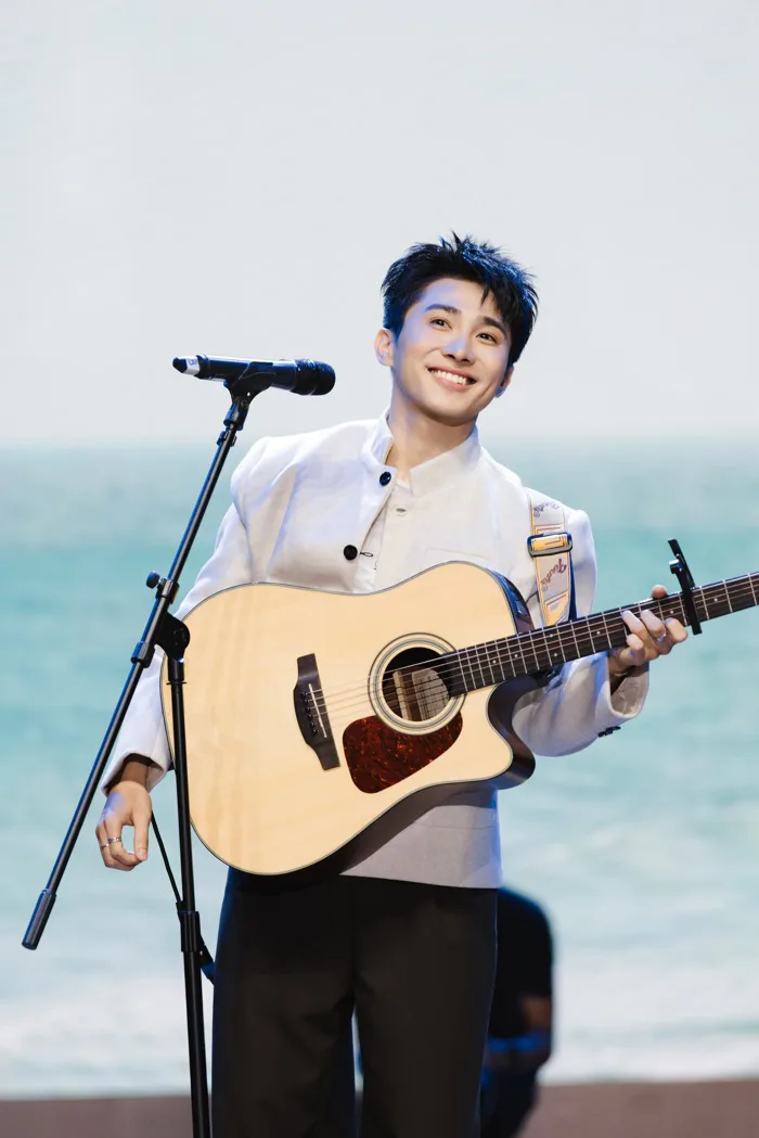 Việt Nam có ca sĩ đẹp trai chưa debut đã nổi tiếng cả nước, chăm trẻ chuyên  nghiệp nhìn muốn cưới ngay!