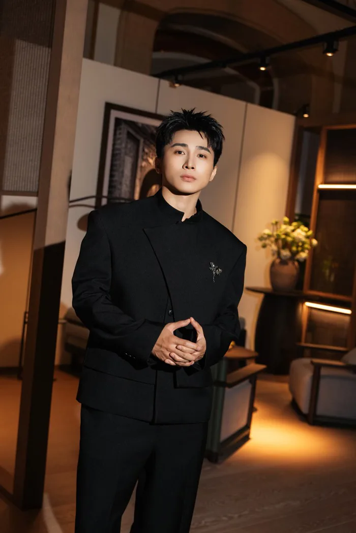 Việt Nam có ca sĩ đẹp trai chưa debut đã nổi tiếng cả nước, chăm trẻ chuyên  nghiệp nhìn muốn cưới ngay!