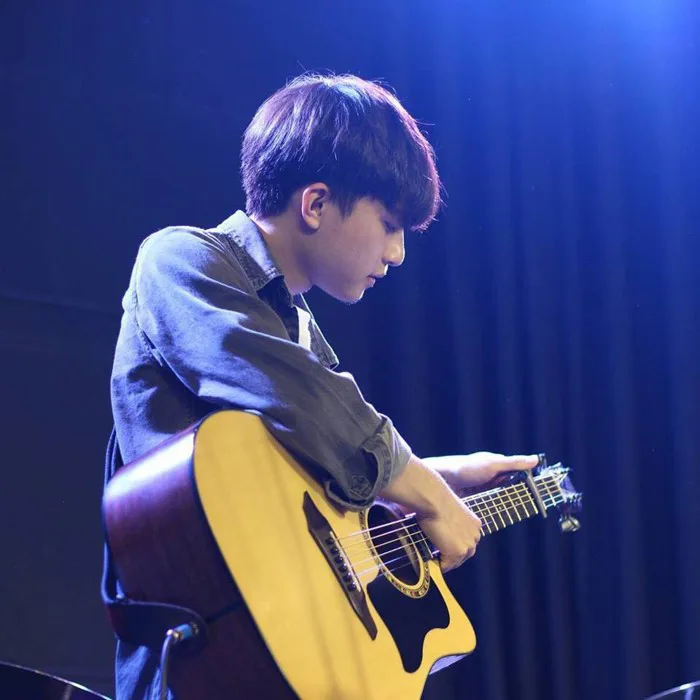 Nam sinh trường con nhà giàu ở Hà Nội gây thương nhớ bởi vẻ ngoài giống  idol Hàn, lại vừa hát hay vừa đàn giỏi