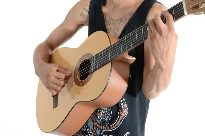 hình ảnh : đá, Âm nhạc, Theo dõi, đàn ghi ta, Acoustic guitar, con trai,  thời trang, đang chơi, nhạc sĩ, nhạc cụ, Nhạc pop, Bassist, đẹp, Hình xăm,  Guitarist, Guitar bass,