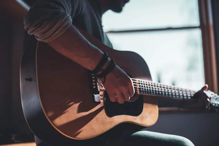 Lý do các chàng trai nên biết chơi đàn guitar