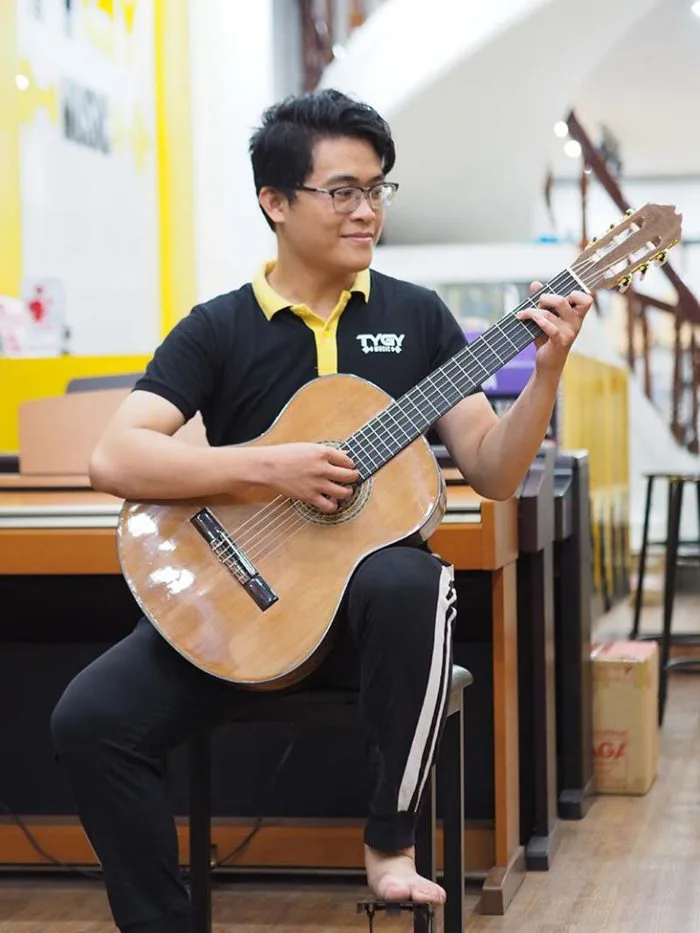Hướng dẫn cách cầm guitar cơ bản cho người mới - Shop Bán Đàn Guitar (Ghi  Ta) Rẻ và Đẹp Tại Hồ Chí Minh
