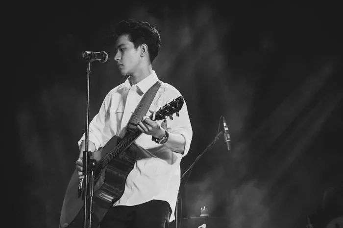 Điển trai lại còn biết chơi guitar, nam sinh 