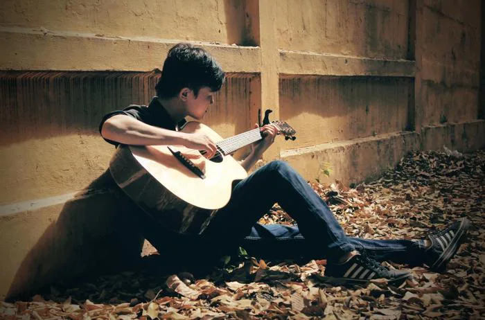 Dùng guitar 