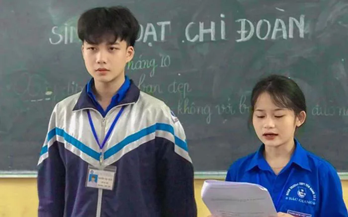 Chàng lớp trưởng 2k3 đứng sinh hoạt lớp thu về tấm ảnh đỉnh như nam thần  học đường