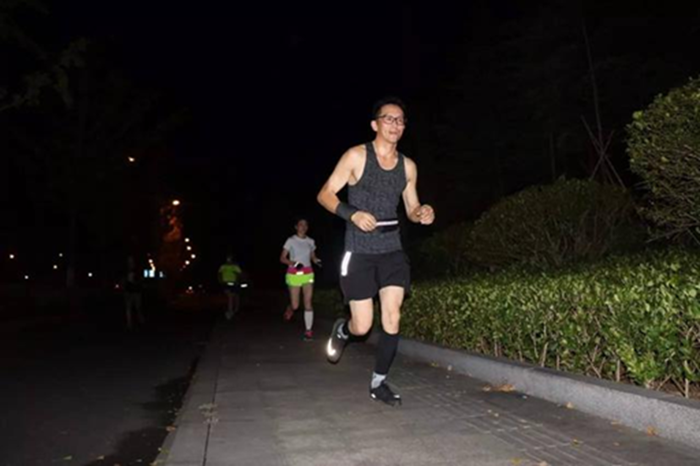 Chàng trai 27 tuổi chạy bộ 5km mỗi tối để giảm mỡ máu, 1 năm sau kết quả  khiến anh “ngã ngửa”