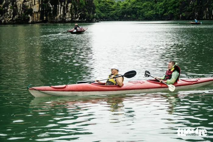 Chèo thuyền kayak ngắm làng chài Vung Viêng, trải nghiệm vịnh thiên đường  Hạ Long - Tuổi Trẻ Online