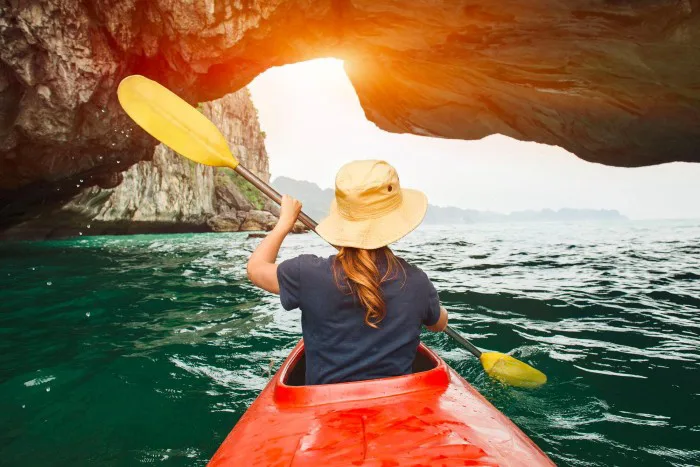Trải Nghiệm Chèo thuyền Kayak khi du lịch vịnh Hạ Long