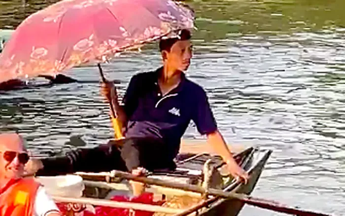 Hình ảnh người đàn ông chèo thuyền với tư thế đặc biệt bất ngờ được khách  nước ngoài khen nức nở