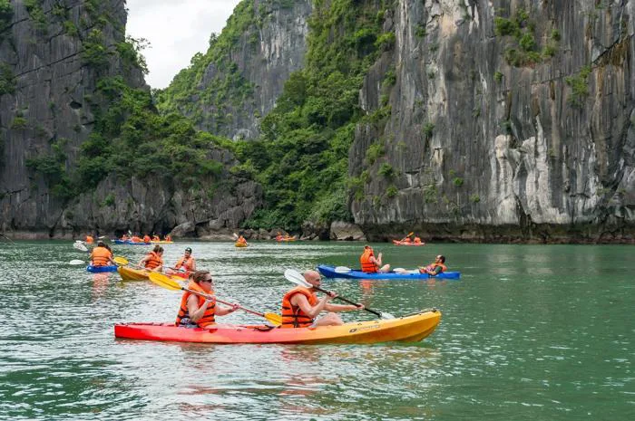 Chèo thuyền Kayak trên vịnh Hạ Long có gì thú vị? Du khách có nên trải  nghiệm?