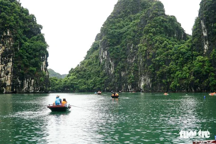 Chèo thuyền kayak ngắm làng chài Vung Viêng, trải nghiệm vịnh thiên đường  Hạ Long - Tuổi Trẻ Online