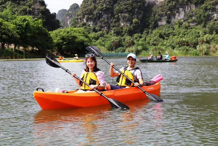 Chèo thuyền kayak khám phá di sản thế giới Tràng An | Báo Dân trí