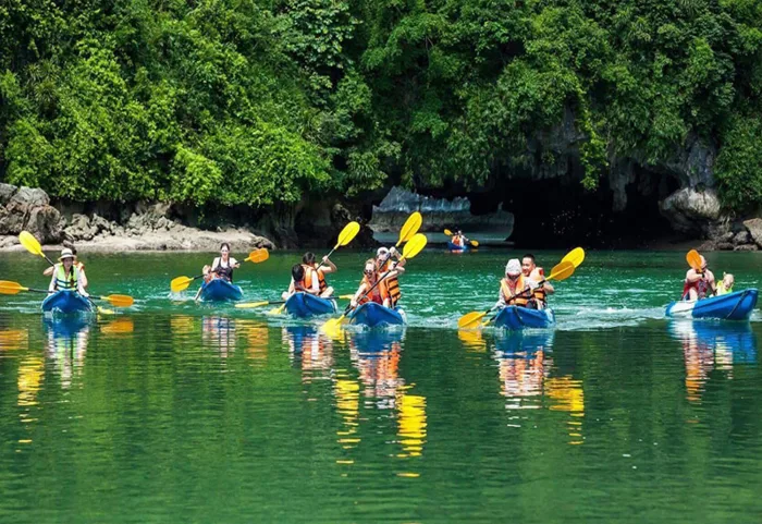 Trải Nghiệm Chèo thuyền Kayak khi du lịch vịnh Hạ Long