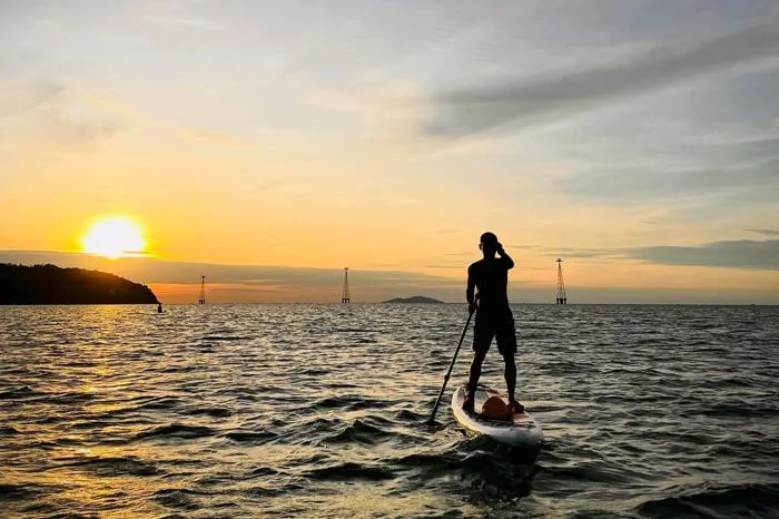 Trải nghiệm dậy từ mờ sáng chèo SUP ngắm bình minh tuyệt đẹp trên biển |  Báo Dân trí