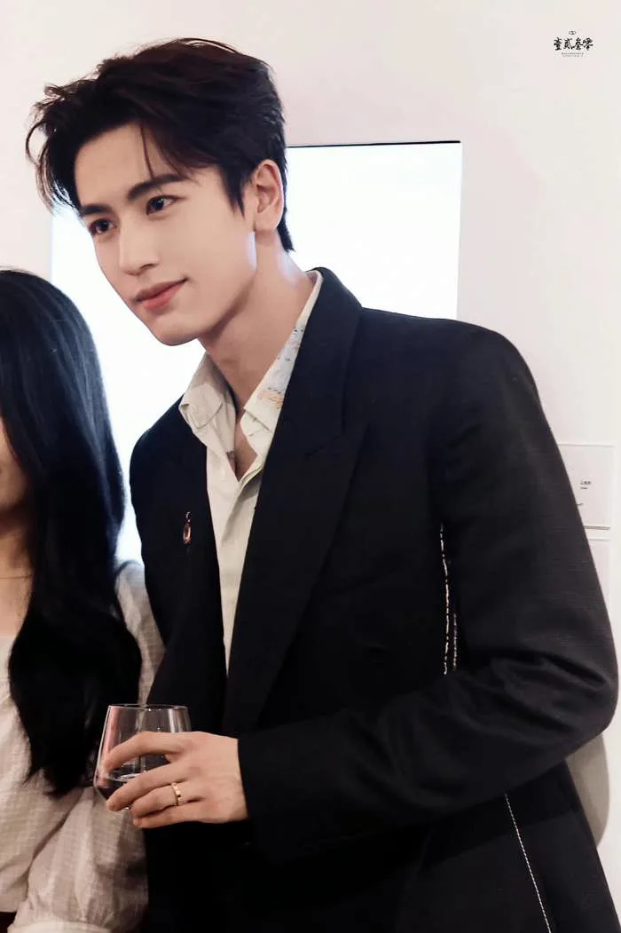 Nam thần cổ trang đẹp trai điểm 10 nhưng nụ cười vỡ mộng nhất năm 2022: Học  vấn khủng lại còn hẹn hò minh tinh hạng A