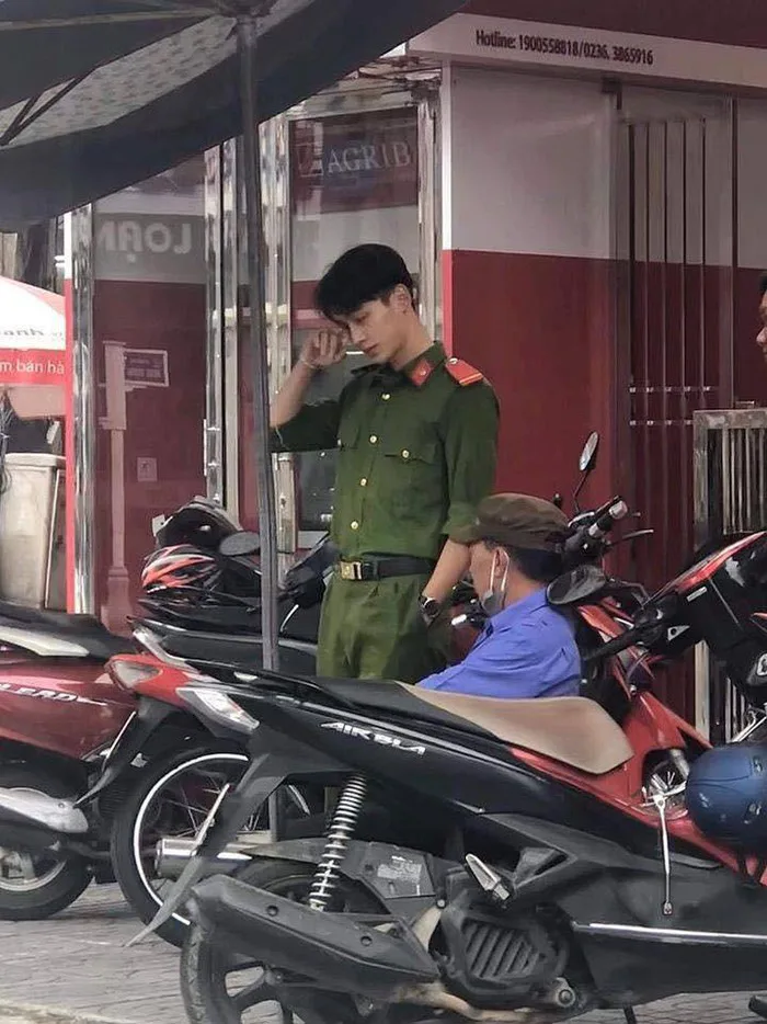 Chàng cảnh sát đẹp trai như hot boy Hàn khiến hội chị em ráo riết truy tìm