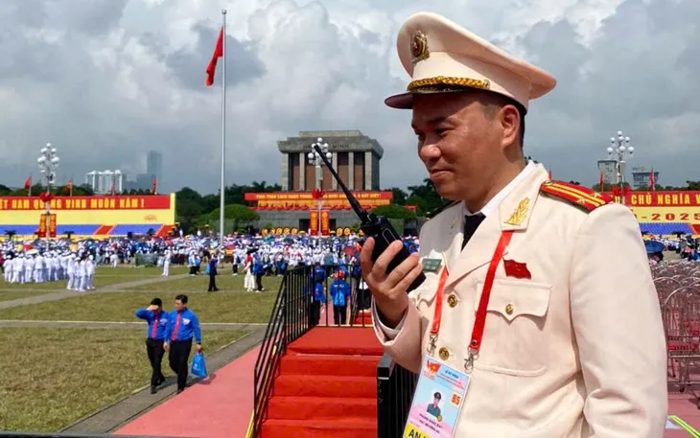 Hình ảnh đẹp cán bộ, chiến sỹ Công an nhân dân bảo vệ bình yên, hạnh phúc  cho người dân Thủ đô