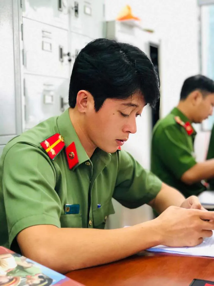 Hot boy căn cước” khiến bao người mê đắm vì ngoại hình hao hao tài tử Hyun  Bin