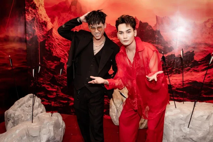Ali Hoàng Dương cùng dàn trai đẹp cosplay MONO hát hò - Saostar.vn