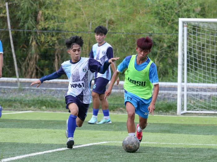 Chúc mừng năm mới kiểu bóng đá sinh viên: Trai đẹp đi 'xông đất'