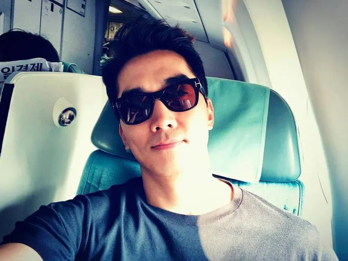 Sau Kim Tae Hee đến lượt U50 Song Seung Hun đẹp trai miễn chê khi xuất hiện  tại sân bay Hàn Quốc để tới Đà Nẵng