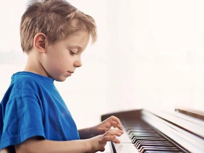 Nên hay không cho bé trai học đàn piano? | PIANO HOUSE