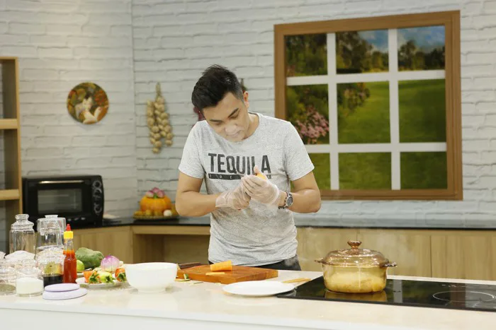 Nguyên Bảo dẫn đầu danh sách trai đẹp của showbiz siêng vào bếp