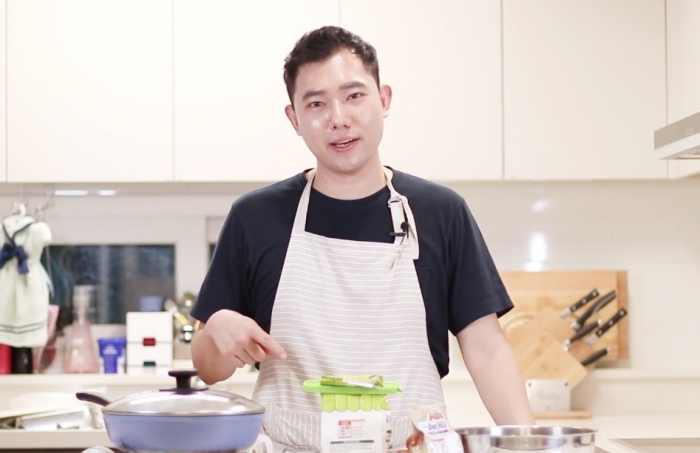 Đầu bếp fan cuồng Faker: Siêu đẹp trai, nổi tiếng Hàn Quốc vừa livestream  làm hamburger cực đẹp mừng SKT vô địch LCK
